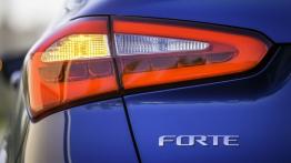 Kia Forte 2014 - lewy tylny reflektor - włączony