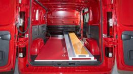 Opel Vivaro II Furgon (2014) - przestrzeń ładunkowa - widok z tyłu