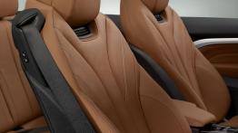 BMW serii 4 Cabriolet (2014) - fotel pasażera, widok z przodu