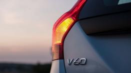 Volvo V60 Plug-In Hybrid Facelifting (2014) - lewy tylny reflektor - włączony