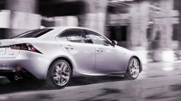 Lexus IS III 350 F-Sport (2014) - tył - reflektory włączone