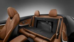 BMW serii 4 Cabriolet (2014) - tylna kanapa złożona, widok z boku
