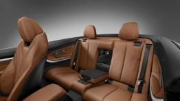 BMW serii 4 Cabriolet (2014) - tylna kanapa złożona, widok z boku