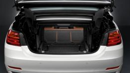 BMW serii 4 Cabriolet (2014) - tylna kanapa złożona, widok z bagażnika