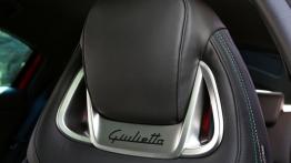 Alfa Romeo Giulietta Quadrifoglio Verde 2014 - zagłówek na fotelu kierowcy, widok z przodu