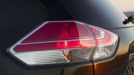 Nissan Rogue 2014 - lewy tylny reflektor - włączony