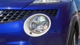 Nissan Juke Facelifting 1.2 DIG-T (2014) - lewy przedni reflektor - włączony