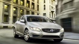 Volvo S60 Facelifting (2014) - przód - reflektory włączone