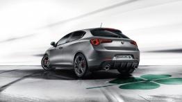 Alfa Romeo Giulietta Quadrifoglio Verde 2014 - tył - reflektory włączone