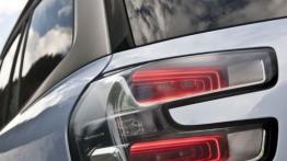 Citroen Grand C4 Picasso II (2014) - lewy tylny reflektor - włączony