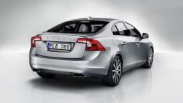 Volvo S60 Facelifting (2014) - tył - reflektory włączone