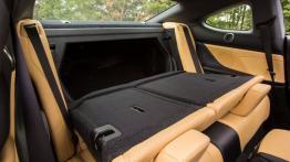 Lexus RC 350 (2014) - tylna kanapa złożona, widok z boku