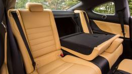 Lexus RC 350 (2014) - tylna kanapa złożona, widok z boku