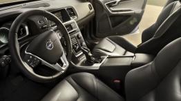 Volvo S60 Facelifting (2014) - widok ogólny wnętrza z przodu
