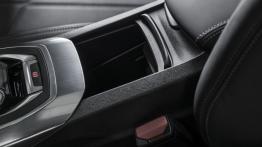 Peugeot 308 II (2014) - tunel środkowy między fotelami