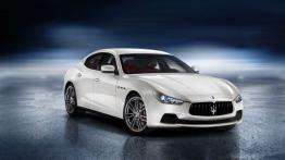 Maserati Ghibli (2014) - przód - reflektory włączone