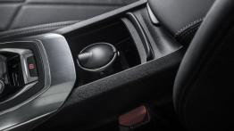 Peugeot 308 II (2014) - tunel środkowy między fotelami