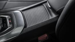 Peugeot 308 II (2014) - tunel środkowy między fotelami