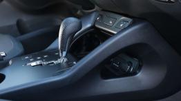Hyundai ix35 Facelifting (2014) - tunel środkowy między fotelami