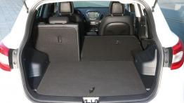 Hyundai ix35 Facelifting (2014) - tylna kanapa złożona, widok z bagażnika