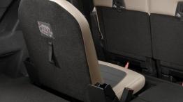 Citroen Grand C4 Picasso II (2014) - fotel trzeciego rzędu rozłożony - widok z bagażnika