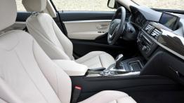 BMW 320d Gran Turismo (2014) - widok ogólny wnętrza z przodu