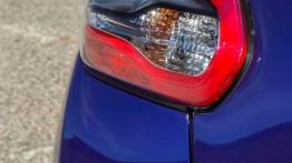 Nissan Juke Facelifting 1.2 DIG-T (2014) - lewy tylny reflektor - włączony