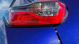 Nissan Juke Facelifting 1.2 DIG-T (2014) - lewy tylny reflektor - włączony