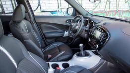 Nissan Juke Facelifting 1.2 DIG-T (2014) - widok ogólny wnętrza z przodu