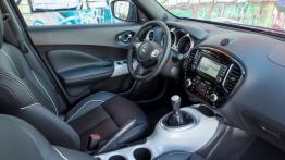 Nissan Juke Facelifting 1.2 DIG-T (2014) - widok ogólny wnętrza z przodu