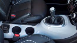 Nissan Juke Facelifting 1.2 DIG-T (2014) - tunel środkowy między fotelami