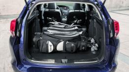 Honda Civic IX Tourer (2014) - tylna kanapa złożona, widok z bagażnika
