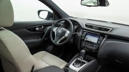 Nissan Qashqai II dCi (2014) - widok ogólny wnętrza z przodu