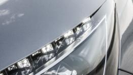 Peugeot 308 II (2014) - lewy przedni reflektor - włączony