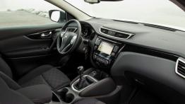 Nissan Qashqai II dCi (2014) - widok ogólny wnętrza z przodu