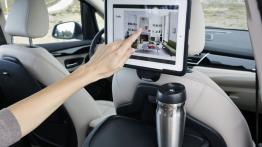 BMW 220d xDrive Gran Tourer (2015) - ekran systemu multimedialnego z tyłu