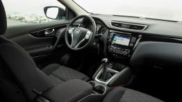 Nissan Qashqai II dCi (2014) - widok ogólny wnętrza z przodu
