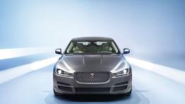 Jaguar XE 2.5T Portfolio (2015) - przód - reflektory włączone