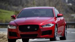 Jaguar XE S Italian Racing Red (2015) - widok z przodu