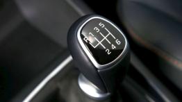 Hyundai i20 II (2015) - dźwignia zmiany biegów