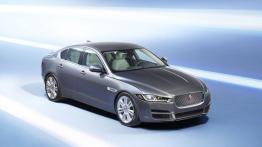 Jaguar XE 2.5T Portfolio (2015) - przód - reflektory włączone