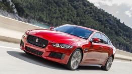 Jaguar XE S Italian Racing Red (2015) - widok z przodu