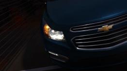 Chevrolet Cruze Facelifting (2015) - prawy przedni reflektor - włączony