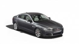 Jaguar XE 2.5T Portfolio (2015) - przód - reflektory włączone