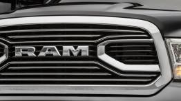 Ram 1500 Laramie Limited (2015) - grill