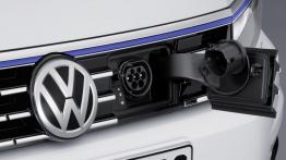 Volkswagen Passat B8 GTE sedan (2015) - gniazdo ładowania w pasie przednim