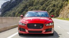 Jaguar XE S Italian Racing Red (2015) - widok z przodu