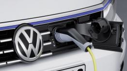 Volkswagen Passat B8 GTE sedan (2015) - gniazdo ładowania w pasie przednim