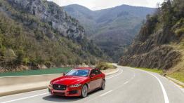 Jaguar XE S Italian Racing Red (2015) - widok z przodu