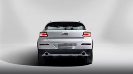 Qoros 3 City SUV 1.6T (2015) - tył - reflektory włączone